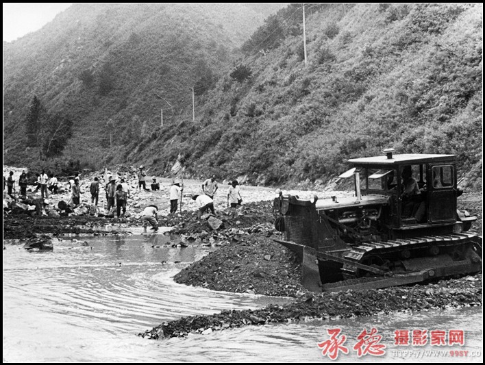 滦平驻军在邓厂灾区的铲车在邓厂灾区帮助清理河道