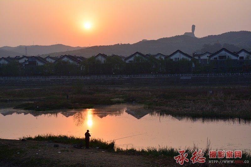朝霞映红一河水