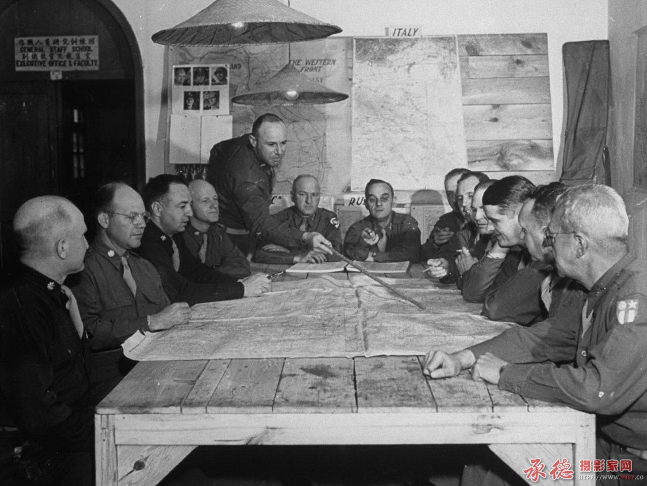 1945年3月，云南省，美军军官军事会议，后面的中文是“副总教官及教官室”以及意大利.jpg