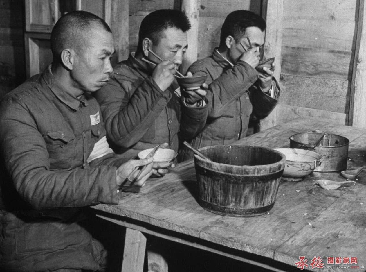 1945年3月，云南省，中国远征军军官的伙食。.jpg