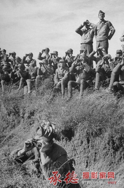 1945年3月，云南省，中美联军在训练使用新型军事望远镜。.jpg
