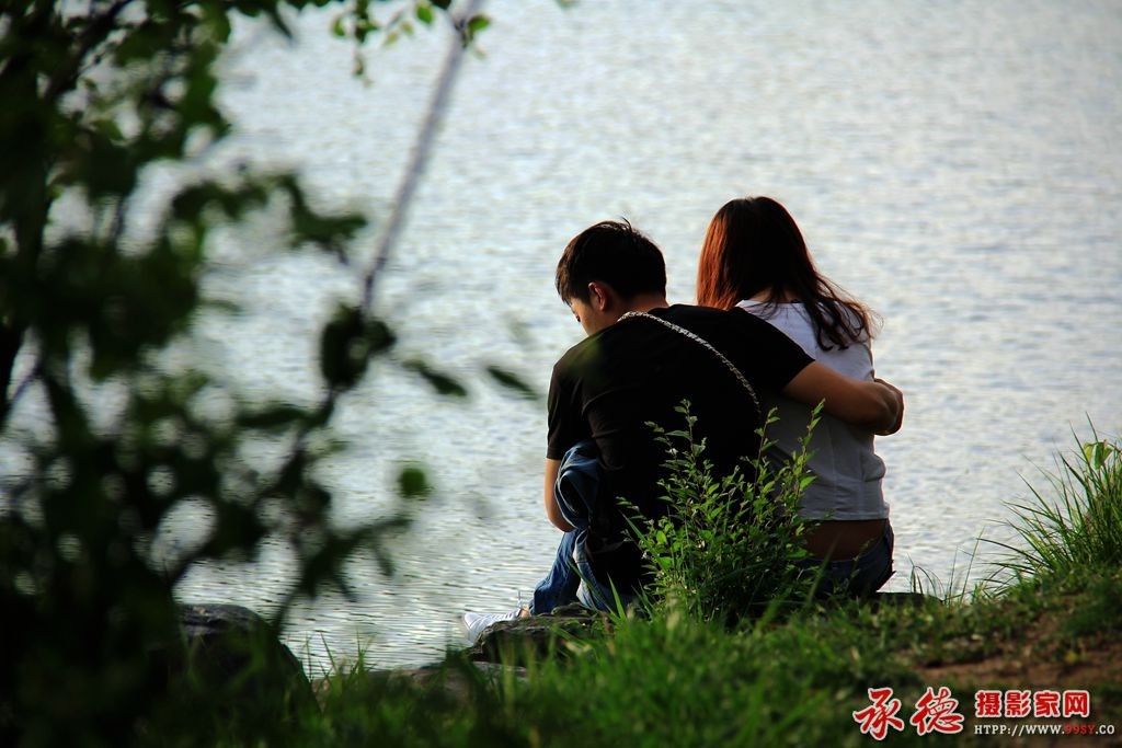 104512pcbvmm9uvnh44ybn.jpg五月的黄昏-风之语.jpg