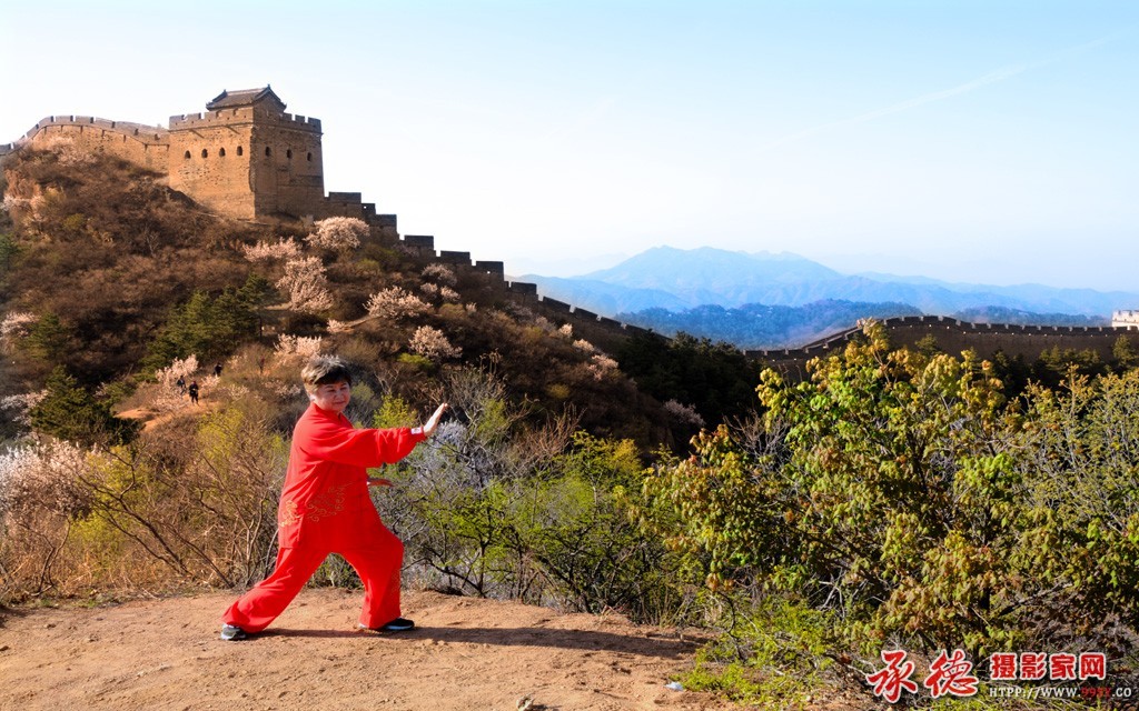 200839fnta577rr71fgcch.jpg长城脚下练太-极追光触影.jpg