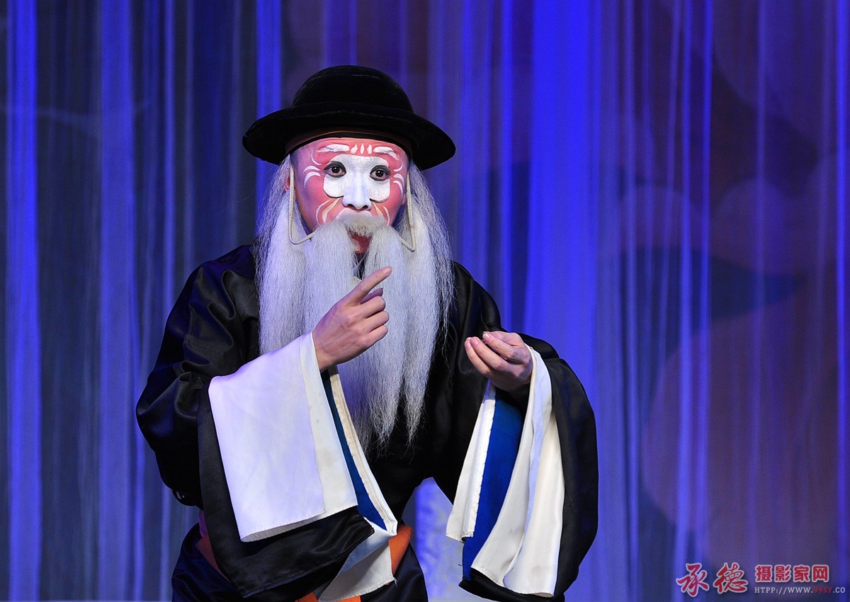 69 戏文中的丑角  寒杉杉   构图,用光均佳,曝光精准,人物表情自然
