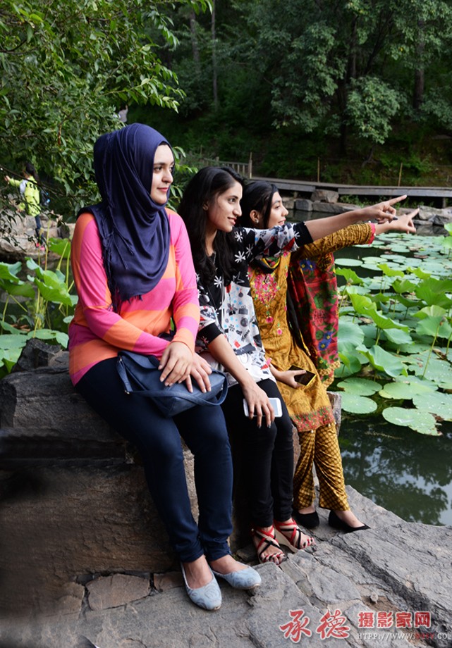 巴基斯坦女孩游山庄1.jpg
