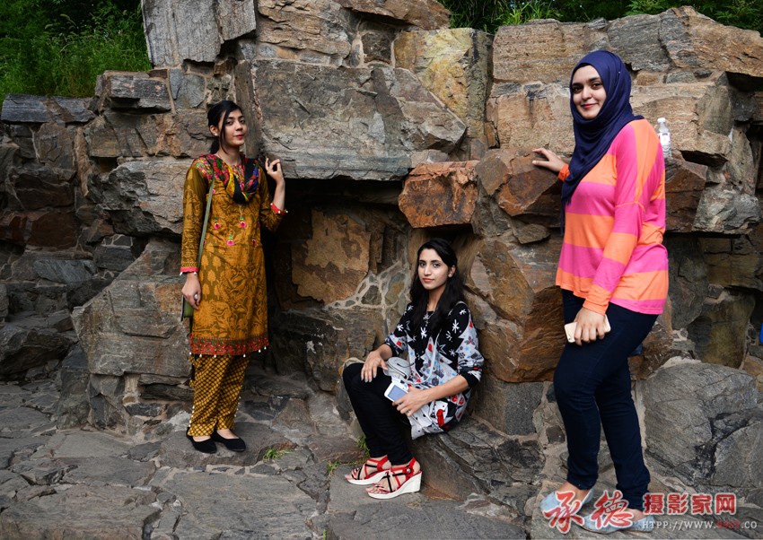 巴基斯坦女孩游山庄4.jpg