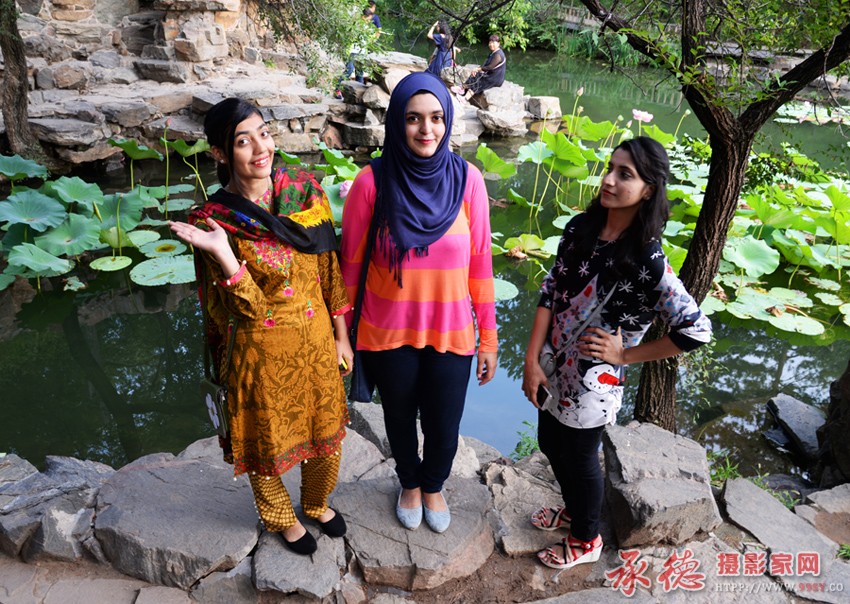 巴基斯坦女孩游山庄6.jpg