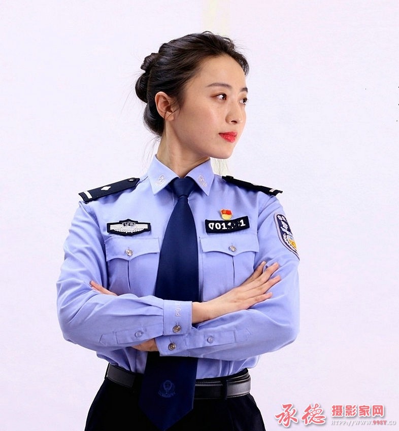 不爱红装爱警装.jpg