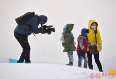 冬捕节上采访小小观众