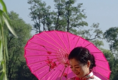 下湖桥上丽人行