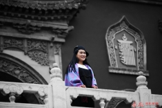 【笑 容 可 掬】