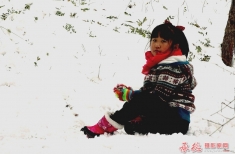 玩雪的小姑娘