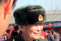 庙会上的老军人
