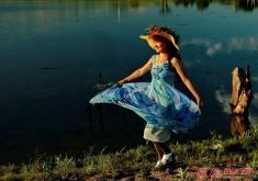 《泉清映山光，裙开斜阳红》