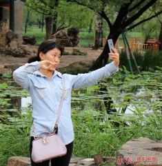 来一张俏皮的自拍