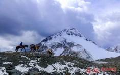 天山雪峰博格达