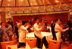 歌诗达邮轮船员为游客庆生