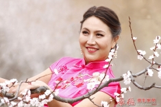 与花争艳