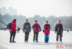 湖冰上走来摄影人