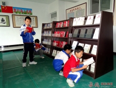 阅览室里的孩子们