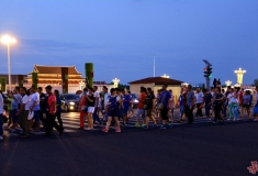 夜幕下走出天安门广场的人们