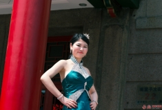 剧场门前学拍模特