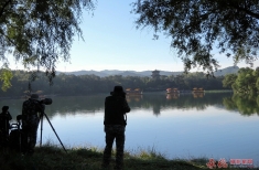 湖边摄影人