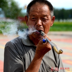 抽烟的老汉