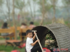 学划桨的小男孩