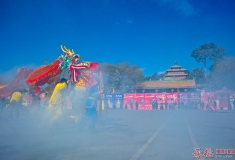 古刹松前舞龙人