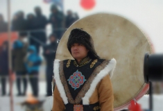 冬捕节上的擂鼓手