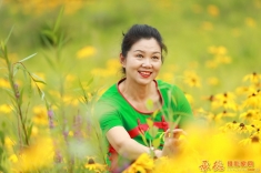 《滨河花海间，香艳动风色》