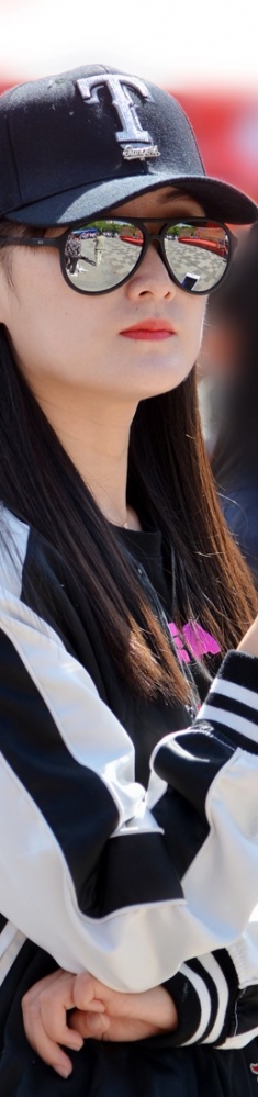 戴太阳镜的女孩