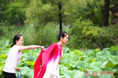 哎.衣服穿反了！