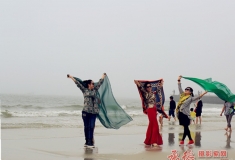 浪花里飞出欢乐的歌