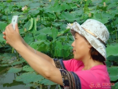 荷塘边上留个影