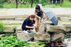 两个女孩不文明行为