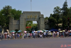 前来报名的清华学子