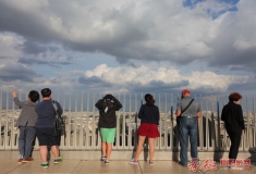 凯旋门上观景人