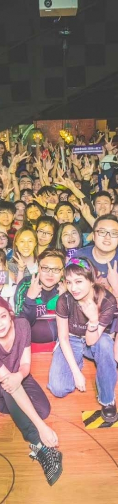 房东的猫乐队演出大合影