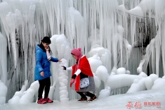 冰瀑前的靓丽