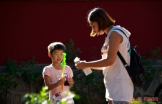 宫门前逆光抓拍母子俩