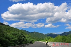 蓝天下的骑行人