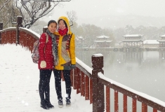 踏雪留影的大学生