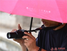 雨中摄影人