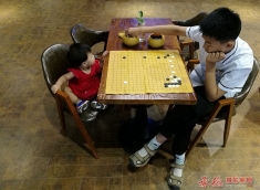 我看哥哥下围棋