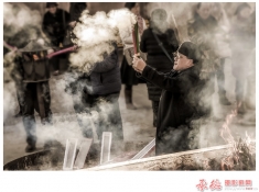 《烟雾缭绕的背后》