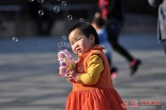 吹泡泡的小孩