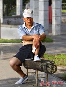 冷眼旁观看世界