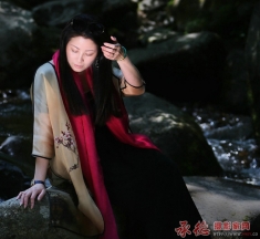 小溪潺潺愁满怀